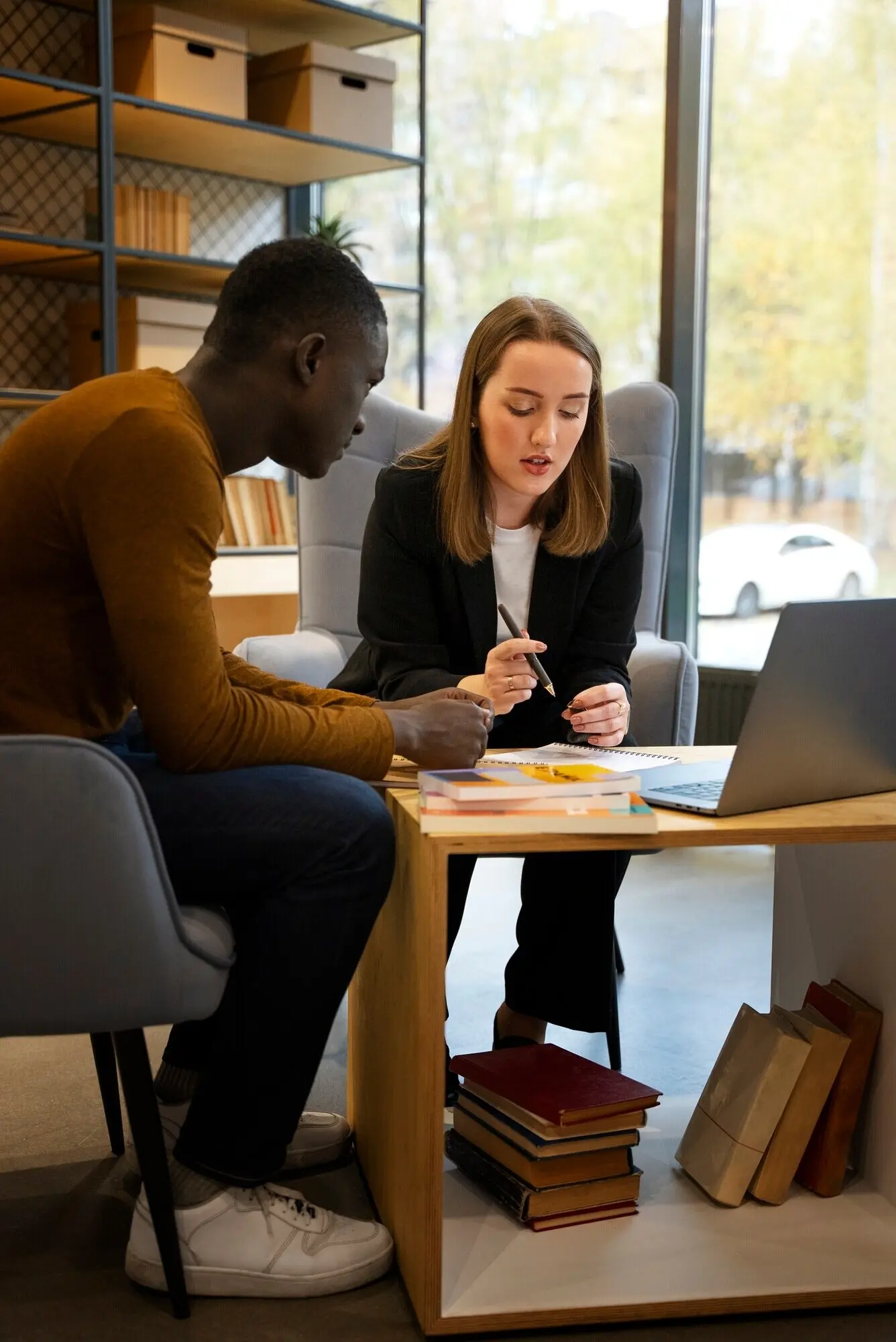 Ganzaufnahme von Personen, die Grammatikfehler beheben.