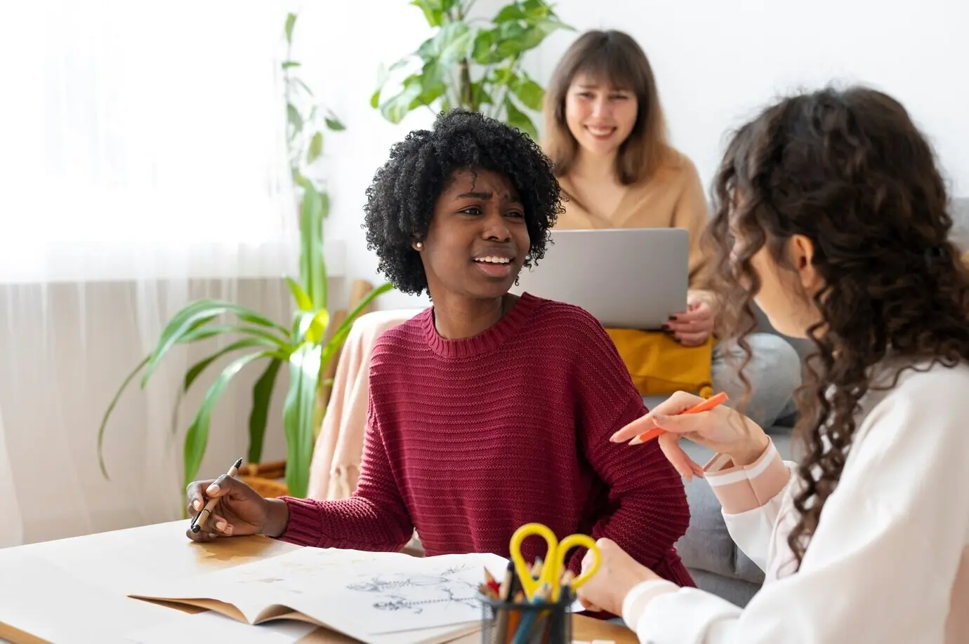 Kollegen arbeiten im Team an einem Projekt.